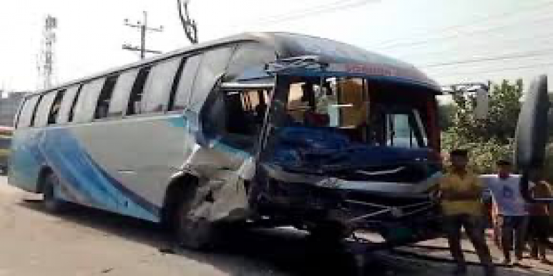 রাজৈরে বাস-পিকআপভ্যানের মুখোমুখি সংঘর্ষ।। আহত ২ জনের মৃত্যু