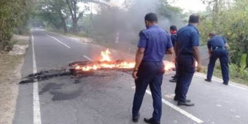 খাগড়াছড়ির ৫ উপজেলায় আধাবেলা সড়ক অবরোধ পালিত ।।