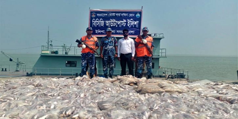 নিষেধাজ্ঞা অমান্য করে মেঘনায় ধরা ১০০ মণ মাছ জব্দ।।