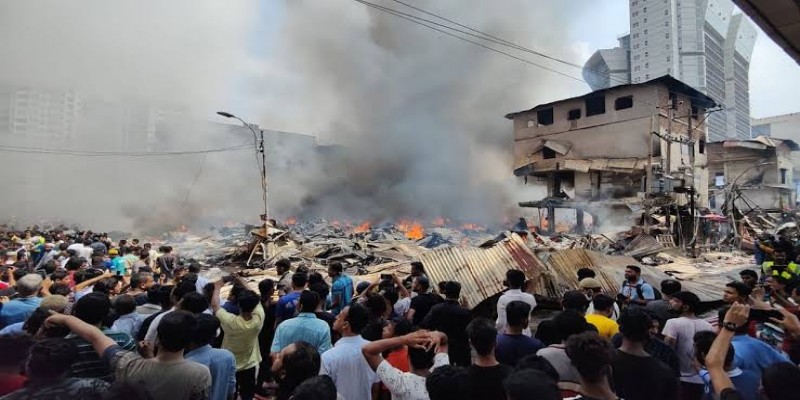 বঙ্গবাজারে আগুন।।পুলিশের উপর হামলা-কাজে বাধা দেওয়ায় ৩০০ জনের নামে মামলা