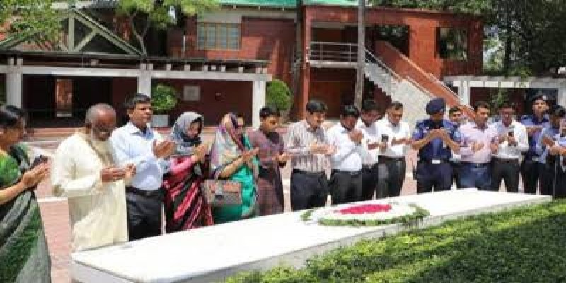 বঙ্গবন্ধুর সমাধিতে নবনিযুক্ত ঢাকা বিভাগীয় কমিশনারের শ্রদ্ধা।।
