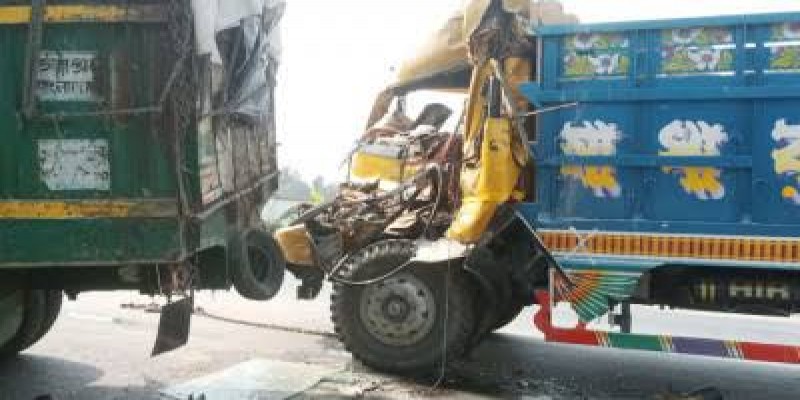 যশোরে দুই ট্রাকের সংঘর্ষে নিহত ২।।