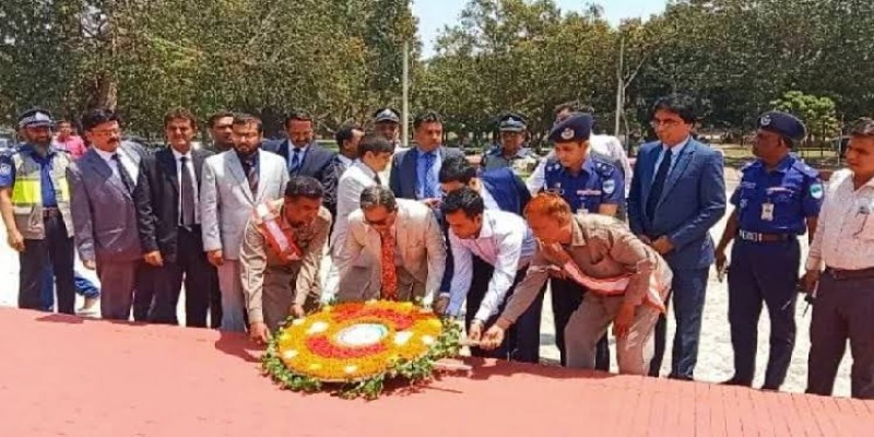 মুজিবনগর স্মৃতিসৌধে পুষ্পমাল্য অর্পণ করলেন প্রধান বিচারপতি।।
