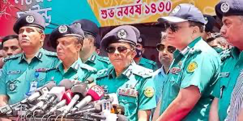 দুষ্টু পোলাপান চিরকুট দিয়ে হুমকি দিয়েছে।। ডিএমপি কমিশনার