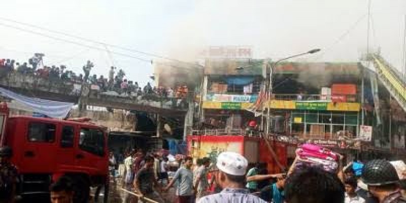 নিউমার্কেটের আগুন নিয়ন্ত্রণে যোগ দিয়েছে সেনা-নৌ-বিমান বাহিনী।।