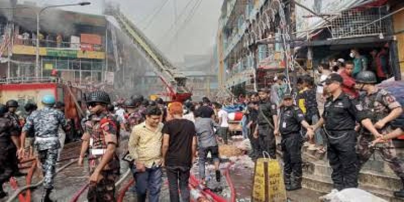 নিউমার্কেটে আগুন।। ফায়ার সার্ভিসকে সহায়তায় যোগ দিয়েছে র‌্যাব