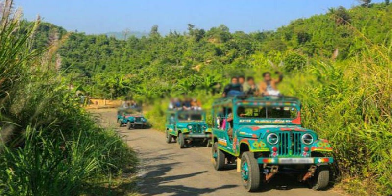 পাহাড়ের খাদে পড়ল চাঁদের গাড়ি।।নিহত ২