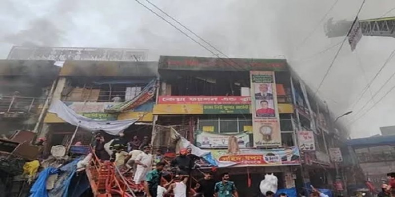 নিউ সুপার মার্কেটের আগুন সম্পূর্ণ নির্বাপণের ঘোষণা।।