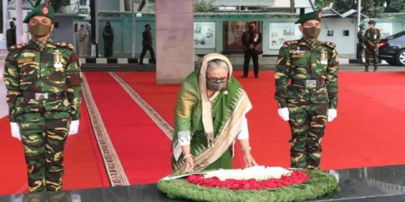 বঙ্গবন্ধুর প্রতিকৃতিতে প্রধানমন্ত্রীর শ্রদ্ধা ।।