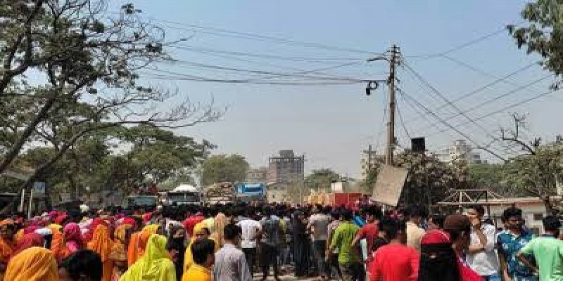 মোহাম্মদপুরে পোশাক শ্রমিকদের সড়ক অবরোধ।।