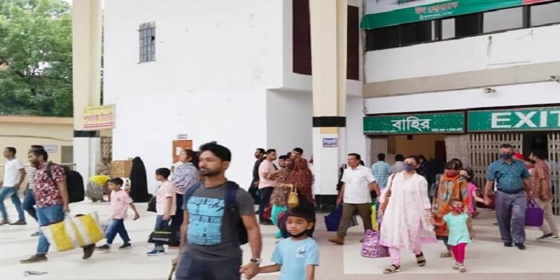 ঈদের দ্বিতীয় দিনেও কমলাপুরে ঘরমুখো মানুষের ভিড়।।