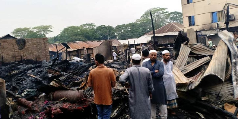 কোটালীপাড়ায় আগুনে ৩৪ দোকান পুড়ে ১০ কোটি টাকার ক্ষতি।।