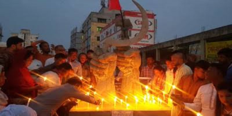মোমবাতি জ্বালিয়ে রানা প্লাজার নিহত শ্রমিকদের স্মরণ।।