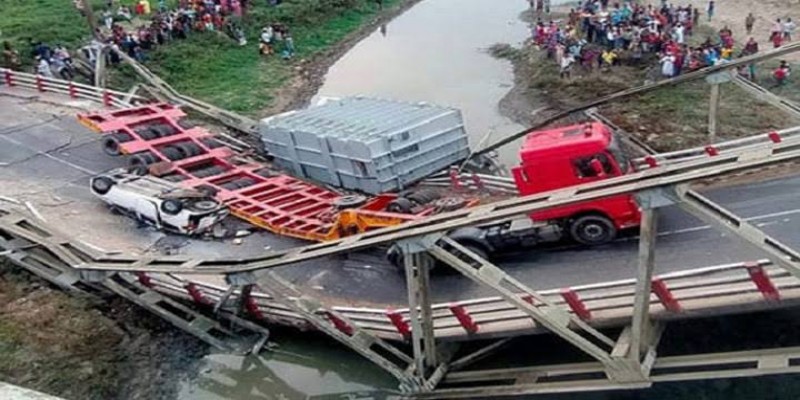 ৪২ চাকার লরি উঠতেই ধসে পড়ল ব্রিজ।।  চিড়েচ্যাপ্টা প্রাইভেটকার