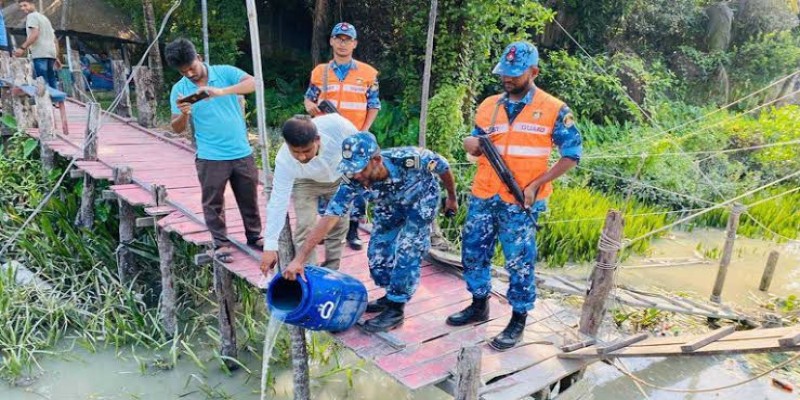 বরগুনায় সাড়ে চার লাখ গলদা চিংড়ির রেণু জব্দ ।।