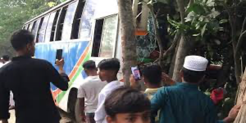 মাদারীপুরে যাত্রীবাহী বাস খাদে পড়ে আহত ২০।