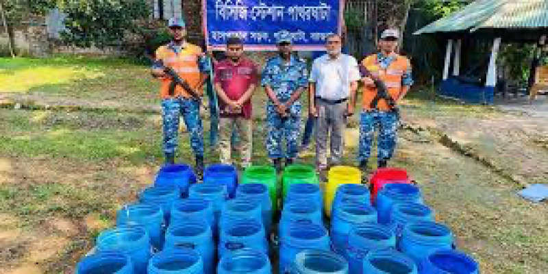 ২৪ লাখ টাকার চিংড়ির পোনাসহ আটক ৯।।