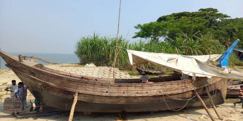 আজ মধ্যরাত থেকে ইলিশ ধরতে নামবেন জেলেরা।।