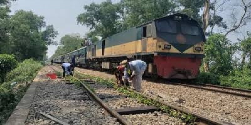 ব্রাহ্মণবাড়িয়া বেঁকে যাওয়া লাইন ১০ কি.মি. গতিতে পার হচ্ছে সব ট্রেন।।
