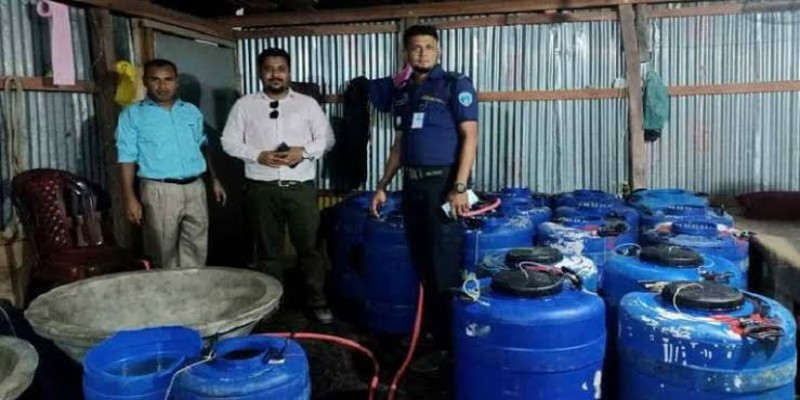লক্ষ্মীপুরে ১৪ জেলের অর্থদণ্ড ।। এক লাখ চিংড়ি রেণু জব্দ