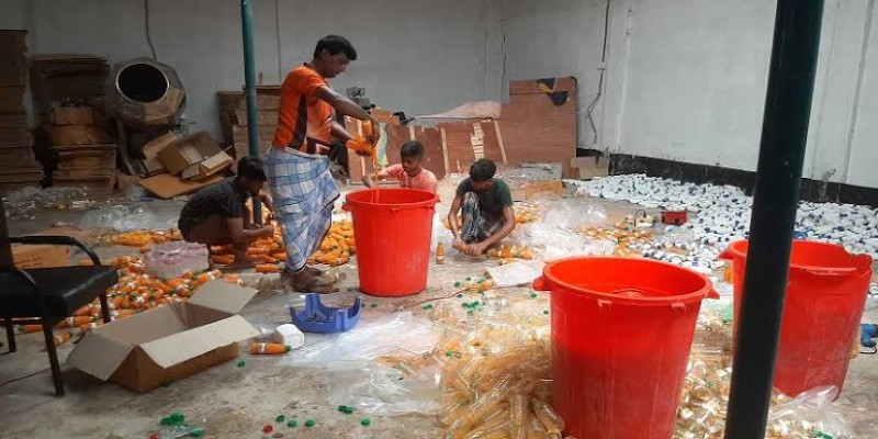 এক কারখানায় ২৮ রকম খাদ্যপণ্য উৎপাদন ।। সবই ভেজাল