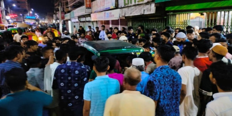 ছিনতাইয়ে বাধা দেওয়ায় রিকশা চালককে ছুরিকাঘাত।।আটক ৩