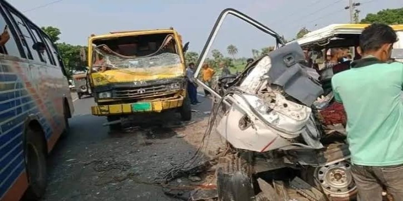 সাতক্ষীরায় অ্যাম্বুলেন্স-ট্রাকের সংঘর্ষে নিহতের সংখ্যা বেড়ে ৫।।
