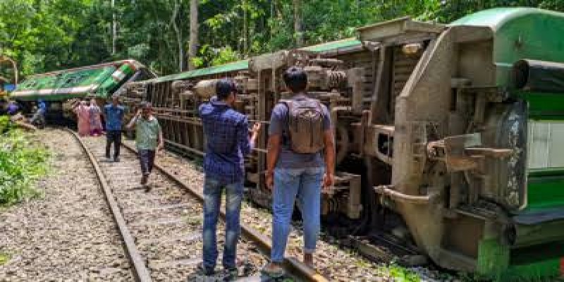 লাউয়াছড়ায় গাছ সরিয়ে রেল যোগাযোগ চালুর চেষ্টা চলছে।।