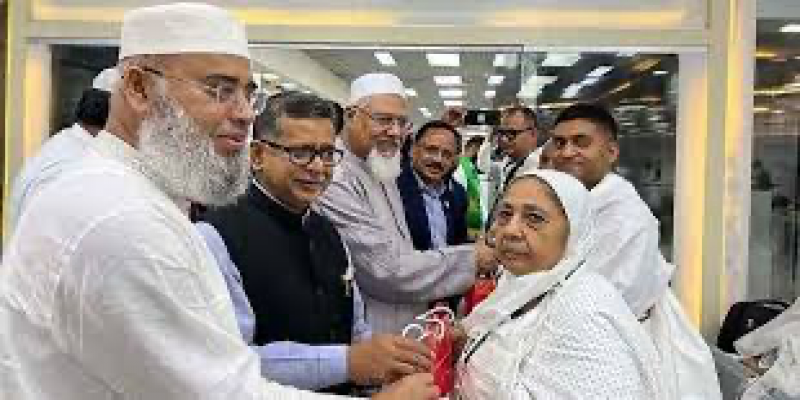 ৪১৫ যাত্রী নিয়ে ঢাকা ছাড়ল প্রথম হজ ফ্লাইট ।।
