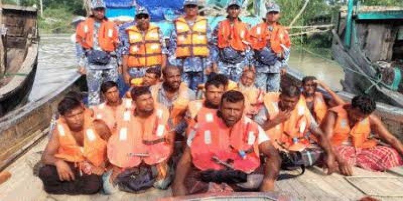 কোস্টগার্ডের সহায়তায় চারদিন পর তীরে ফিরলেন ট্রলারসহ ১৪ জেলে ।।