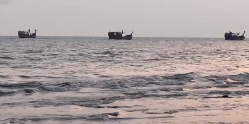 বঙ্গোপসাগরে মাছ শিকার ।। নিষেধাজ্ঞা বাংলাদেশে , মানছেন না ভারতীয়রা