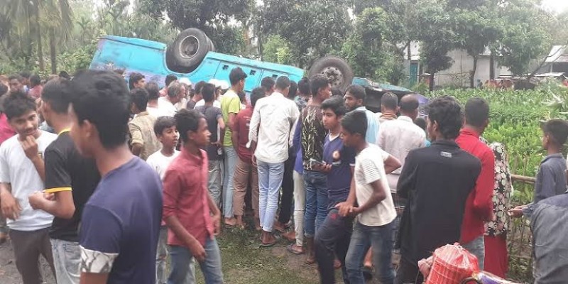 পঞ্চগড়ে ঝড়ের তাণ্ডবে বাস উল্টে আহত ১২ ।।