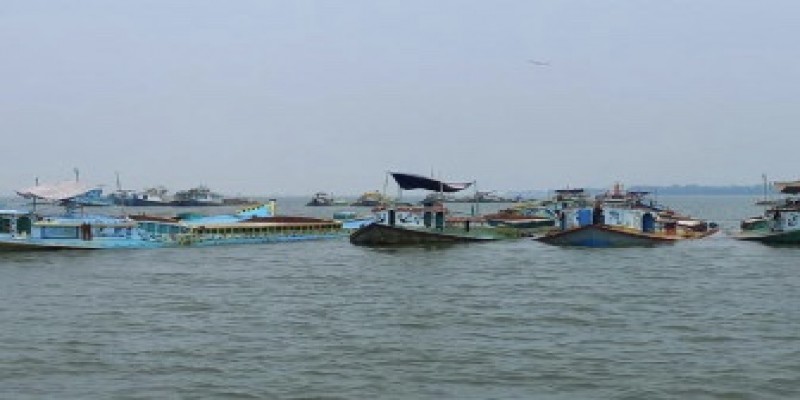 পদ্মা-মেঘনায় ৫০ বালুবাহী বাল্কহেড জব্দ, আটক শতাধিক॥