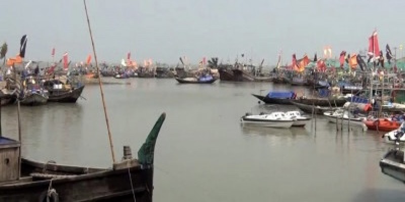 সাগরে ইলিশ ধরায় নিষেধাজ্ঞা: ১৪ দিনেও পুনর্বাসন চাল পাননি জেলেরা॥