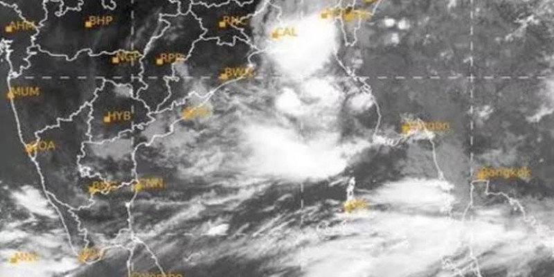 শক্তিশালী ঘূর্ণিঝড়ে রূপ নিল বিপর্যয়।। আতঙ্কে উপকূলবাসী