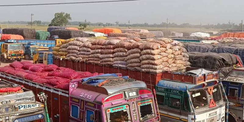 হিলি বাজারে নিম্নমুখী পেঁয়াজের দর ।।