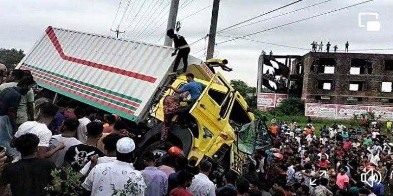 কুমিল্লায় পিকআপ-কাভার্ডভ্যান সংঘর্ষে নিহত ৪ ।। আহত ৮