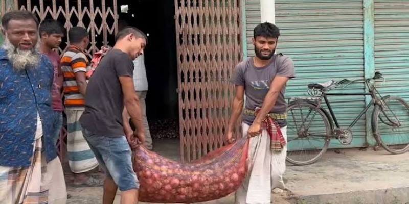 গুদামে নষ্ট হচ্ছে পেঁয়াজ ।। বিক্রি ৫ টাকা কেজিতে