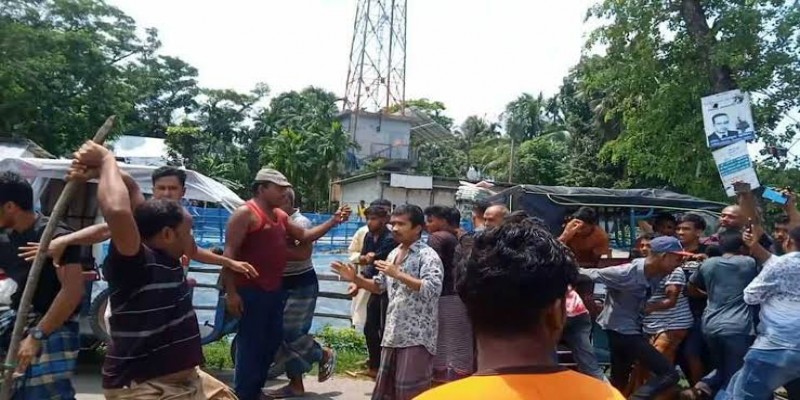 বরগুনায় মানববন্ধনে হামলায় সাংবাদিকসহ আহত ৫ ।।