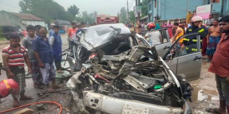 গাইবান্ধায় বাস ও প্রাইভেটকার সংঘর্ষে দুজন নিহত ।।