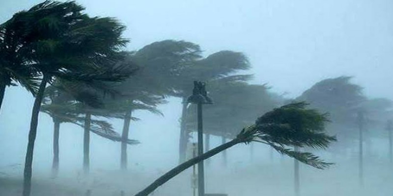 দুপুরের মধ্যে ঢাকাসহ ১০ জেলায় ৬০ কিমি বেগে ঝড়ের পূর্বাভাস ।।