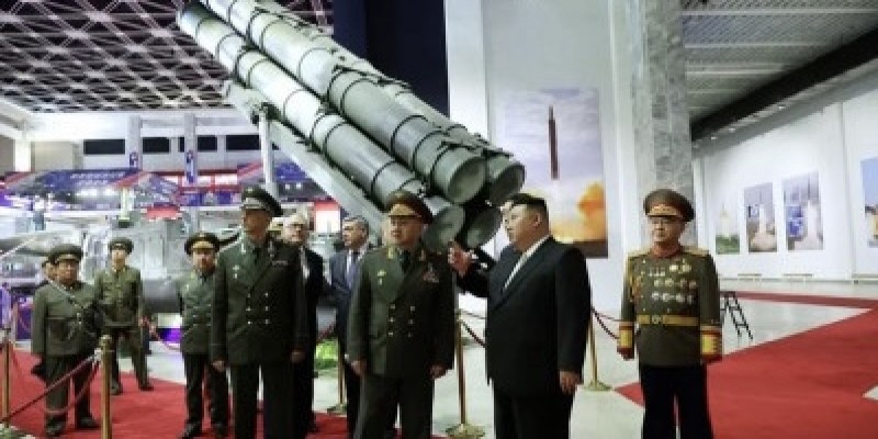 রুশ প্রতিরক্ষামন্ত্রীকে নতুন ক্ষেপণাস্ত্র দেখালেন॥ কিম