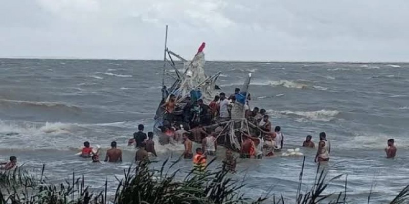 ঝড়ের কবলে পড়ে সাত ট্রলারডুবি॥ ৬৭ জেলে উদ্ধার, নিখোঁজ ৬