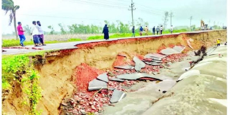 ঢেউয়ের তোড়ে মেরিন ড্রাইভের টেকনাফ অংশে ভাঙন॥ পুরো সড়ক তলিয়ে যাওয়ার শঙ্কা