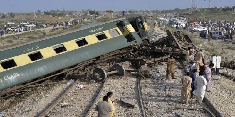 পাকিস্তানে ভয়াবহ ট্রেন দুর্ঘটনায় নিহত ৩০