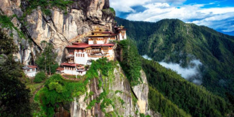 ভুটানে অর্ধেক করা হচ্ছে পর্যটক ফি