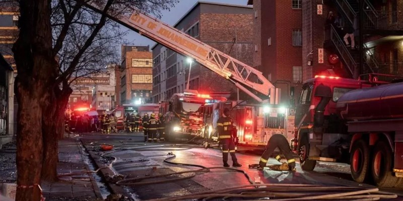 জোহানেসবার্গের বহুতল ভবনে আগুন॥ মৃত্যু সংখ্যা বেড়ে ৭৩