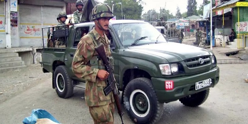 পাকিস্তানের সামরিক গাড়িবহরে বোমা হামলা॥ ৯ সেনা নিহত