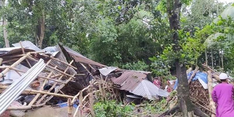 আকস্মিক ঝড়ে নেত্রকোনার কলমাকান্দায় শতাধিক বাড়িঘর বিধ্বস্ত॥মৎস্যজীবী নিখোঁজ