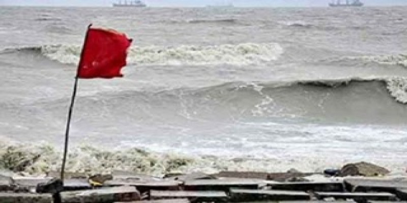 বঙ্গোপসাগরে শক্তিশালী নিম্নচাপঃ সমুদ্রবন্দরকে সতর্ক সংকেত
